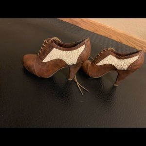 Vintage style heels booties